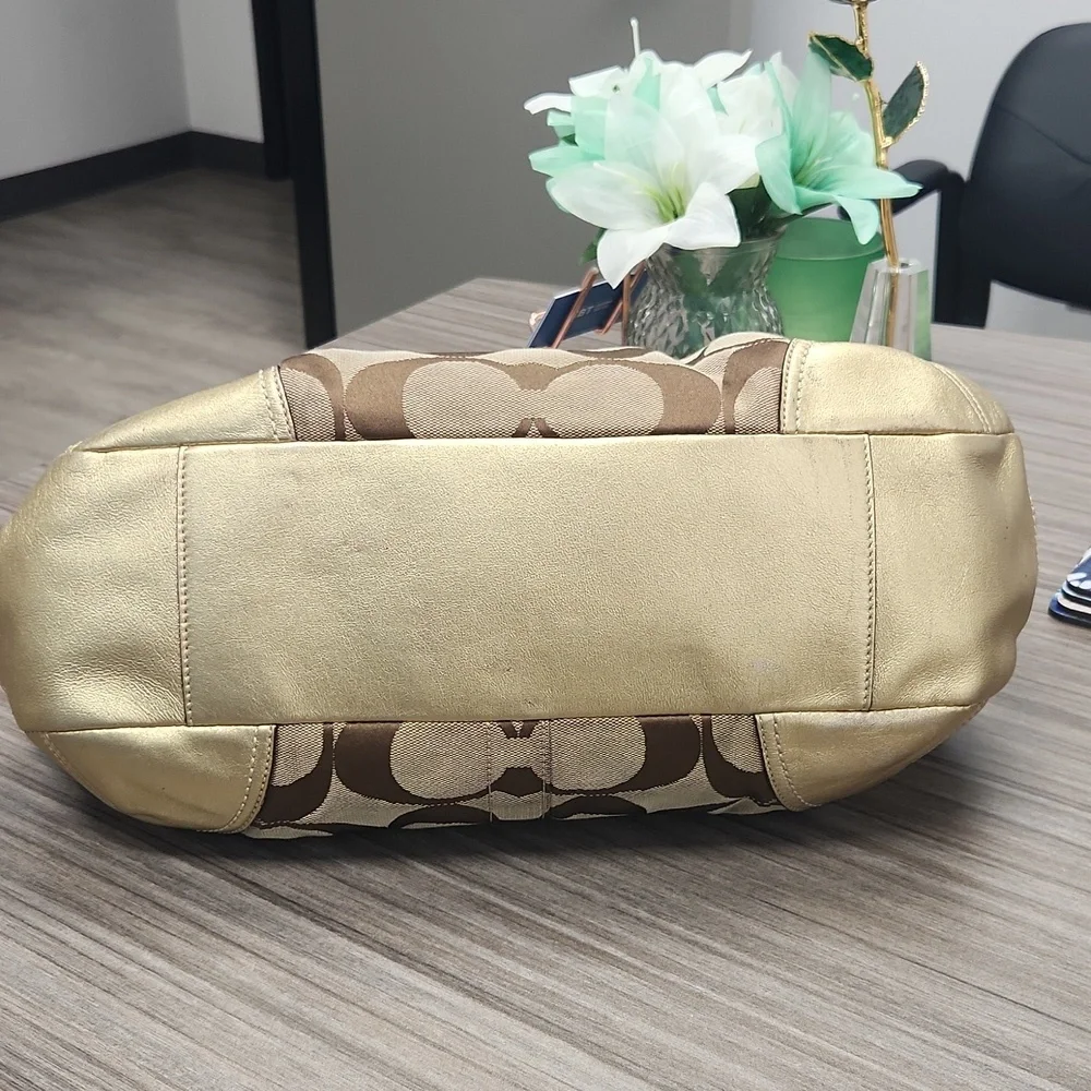 COACH LARGE 3 COMPARTMENT MONOGRAM GOLD LEATHER ACCENT WITH KISSLOCK - Picture 6 of 13